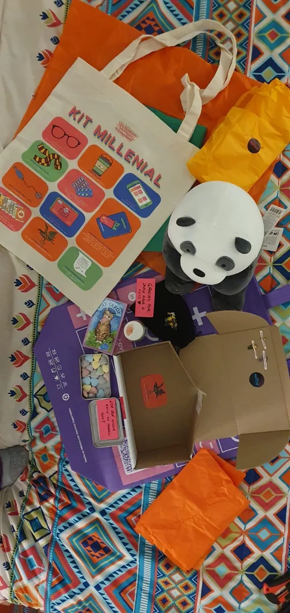 El Kit Millennial abierto: tote, peluche, tarot, latas y caja