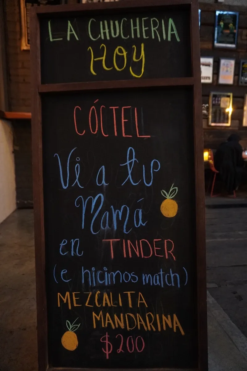 Pizarra del bar: cóctel Vi a tu mamá en Tinder, mezcalita de mandarina