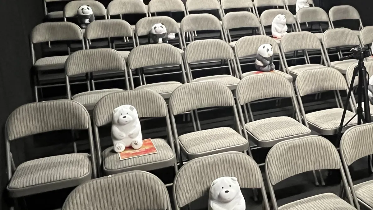 La sala con un peluche en los asientos